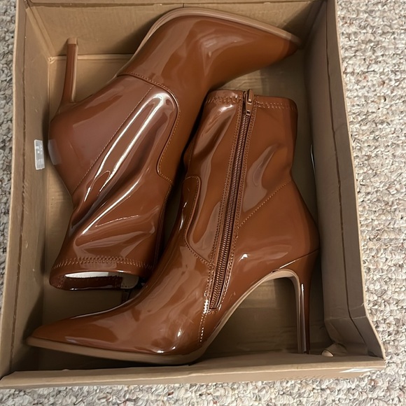 STEVE MADDEN PATENT CHOCOLATE HEEL BOOTS - Picture 2 of 5